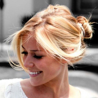 Η πιο εύκολη, καλοκαιρινή εκδοχή του updo που μπορείς να κάνεις μόνη σου