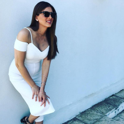 Η Σταματίνα Τσιμτσιλή ποζάρει με το μπικίνι της στην παραλία