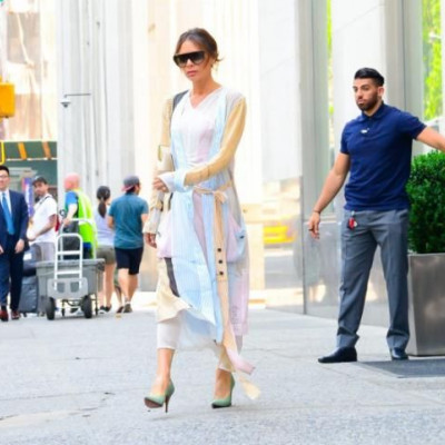 H Victoria Beckham φόρεσε τη βασική παλέτα του καλοκαιριού