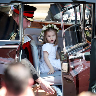 H Πριγκίπισσα Charlotte κρατάει ήδη custom-made τσάντες και είναι μόλις τριών ετών