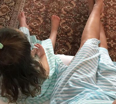 Ελληνίδα παρουσιάστρια ποζάρει φορώντας το ίδιο φόρεμα με την κόρη της (pic)