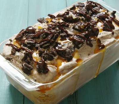 Σπιτικό παγωτό με μπισκότα, σοκολάτα και καραμέλα - Τόσο λαχταριστό και νόστιμο! (video)