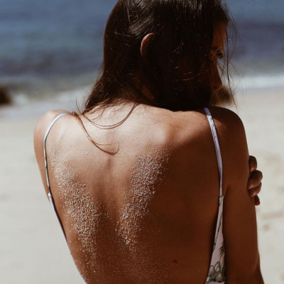 Πώς θα απλώσεις το αντιηλιακό στην πλάτη σου χωρίς βοήθεια!