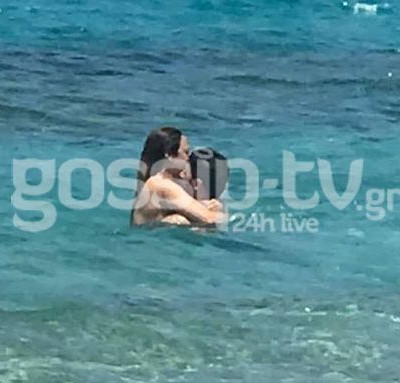 Οι νιόπαντροι ξεκίνησαν το ταξίδι του μέλιτος- Οι αγκαλιές και τα παιχνίδια στη θάλασσα