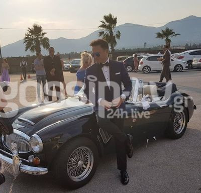 Γάμος Παναγιώταρου – Γιαννόπουλου: Η άφιξη του γαμπρού με αυτοκίνητο αντίκα