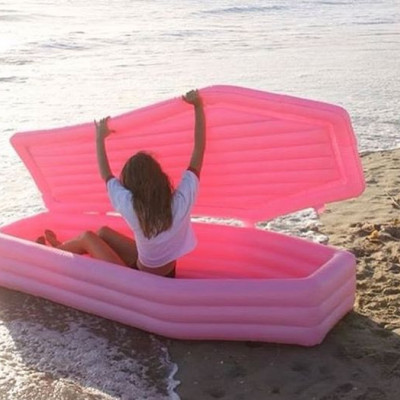 Αυτό το ροζ φουσκωτό στρώμα θαλάσσης δεν είναι flamingo αλλά κάτι πολύ πιο μακάβριο!