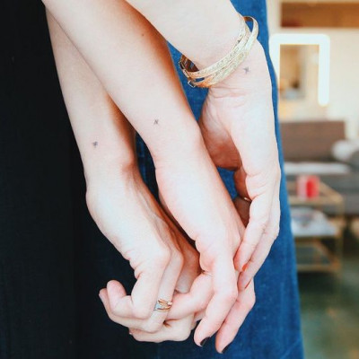 8+2 μικρά και διακριτικά τατουάζ που μπορείς να κάνεις παρέα με την αδερφή σου