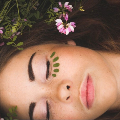 Ανακαλύψαμε εκείνο το νερό καθαρισμού που μας κάνει να ξυπνάμε ευτυχισμένες