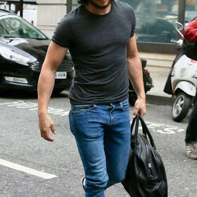 Sexy as ever: 2μιση βδομάδες μετά τον γάμο του, ο star μας δείχνει τη βέρα του σε μια sexy εμφάνιση