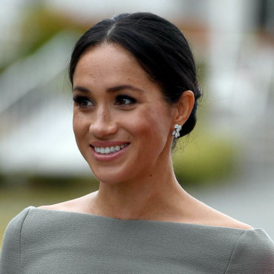 «Bateau Νecklines»: Η Μeghan Markle επανέφερε στη μόδα ένα trend που είχαμε ξεχάσει