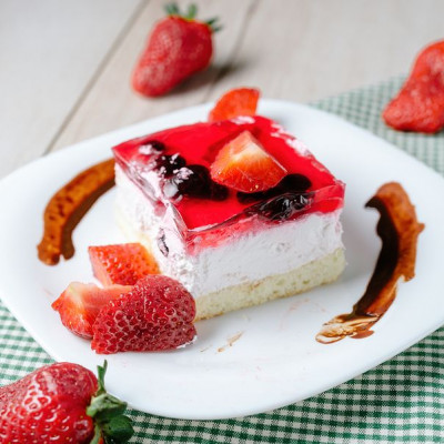 Πανεύκολο γλυκό ψυγείου με ζελέ φράουλας