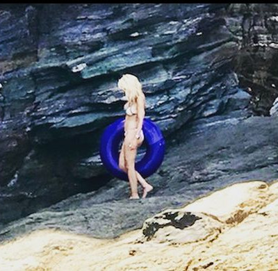 Ελένη Μενεγάκη: Οι αρετουσάριστες φωτό με μπικίνι  - Οι βουτιές με... την κουλούρα της στην Τήνο