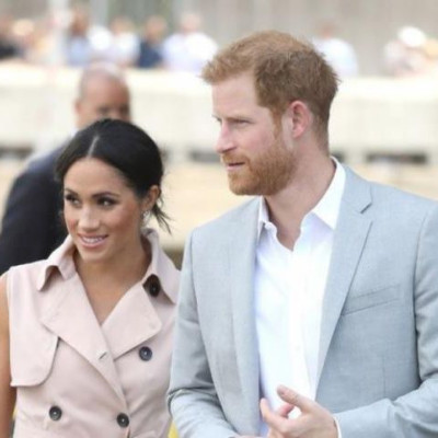 Η εμφάνιση της Meghan Markle με την αμάνικη καμπαρντίνα