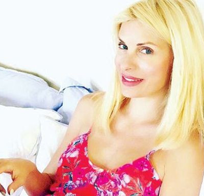 Καυγάς άνευ προηγουμένου στο Instagram της Μενεγάκη για ένα… φόρεμα