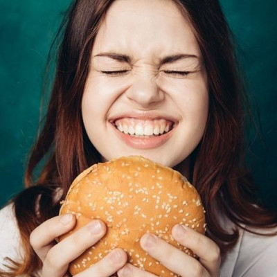 Το φρούτο που «καίει» ένα λιπαρό γεύμα πριν προλάβει να γίνει λίπος