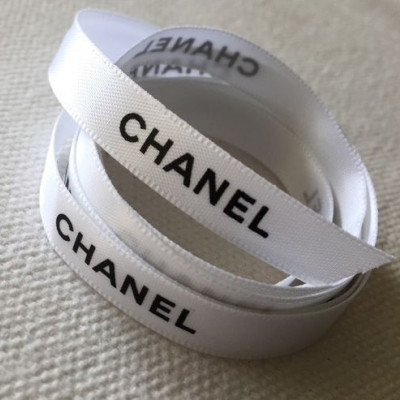 Oh WOW! Δες τι έκανε η αγαπημένη μας nail artist με μία κορδέλα Chanel!