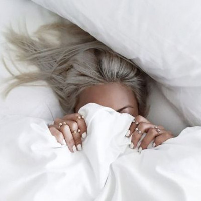 Κάνε αυτό το χτένισμα πριν κοιμηθείς απόψε και θα ξυπνήσεις με beach waves!