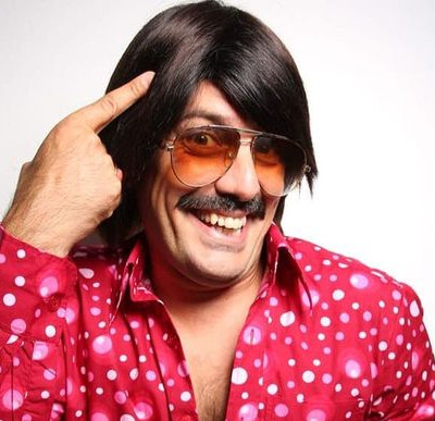 Ποιος είναι ο 40χρονος Θάνος Κιούσης που συστήνεται Tonis Sfinos;