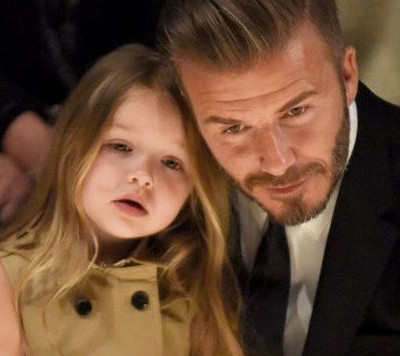 Harper Beckham: Αποχωρίστηκε τα μακριά μαλλιά της και το νέο χτένισμα της πάει πολύ (pics)