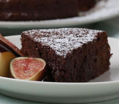 Σοκολατένιο κέικ με δύο μόνο υλικά και χωρίς αλεύρι (video)