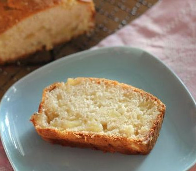 Πανεύκολο κέικ με τρία υλικά, χωρίς αυγά και βούτυρο (video)