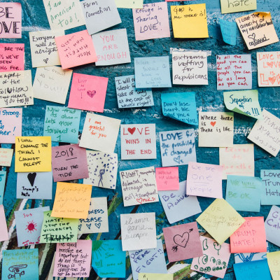 Πώς τα social media κάνουν τα... πάντα για να ξεκινήσουμε να λέμε στους άλλους τι νιώθουμε