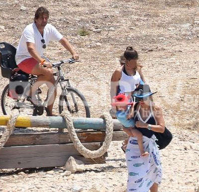 Ελένη Μενεγάκη: Με τα παιδιά της και τον Μάκη διακοπές στα Κουφονήσια