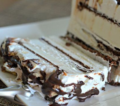 Συνταγή για την πιο εύκολη τούρτα παγωτό με πέντε υλικά