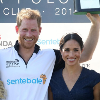 Ο πρίγκιπας Harry κυκλοφορεί με τρύπια παπούτσια και γίνεται viral