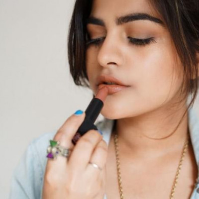 8 nude lipsticks με άψογη εφαρμογή