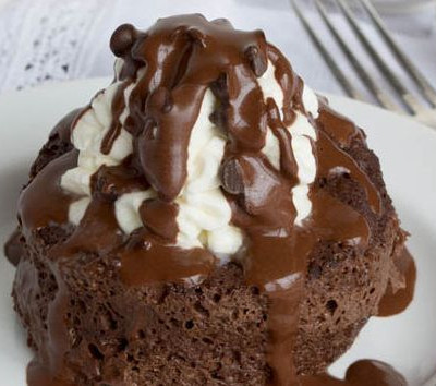 Φτιάξτε ένα σοκολατένιο κεκάκι χωρίς ζάχαρη μέσα σε λίγα λεπτά! (vid)