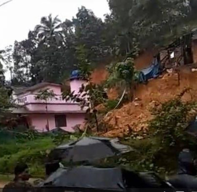 Η σοκαριστική στιγμή που κατολίσθηση παρασύρει ολόκληρα σπίτια (vid)