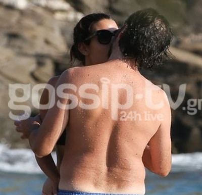 Επιτέλους! Τους πιάσαμε για πρώτη φορά να φιλιούνται