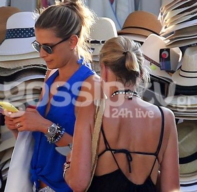 Τατιάνα Μπλάτνικ: Βόλτες στα σοκάκια της Αντιπάρου με την εντυπωσιακή μητέρα της