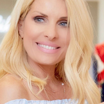 Επέστρεψε στο Instagram η Ελένη Μενεγάκη και ποζάρει με λευκό μπικίνι αλλά δεν φαντάζεσαι πού!