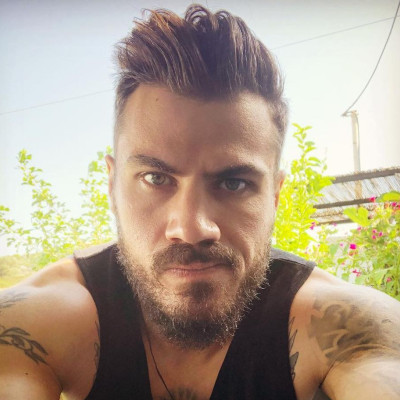 Κορίτσια, ο Άκης Πετρετζίκης με μαγιό