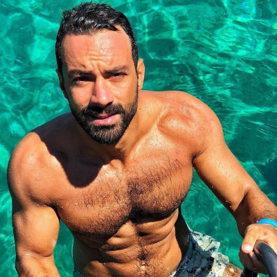 Σάκης Τανιμανίδης- Χριστίνα Μπόμπα: Φιλιά στην πισίνα και ο «τρίτος» ανάμεσά τους