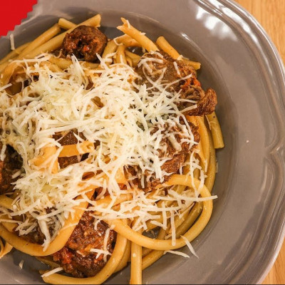 Μοσχαράκι κοκκινιστό με μαύρη μπύρα και χοντρά μακαρόνια