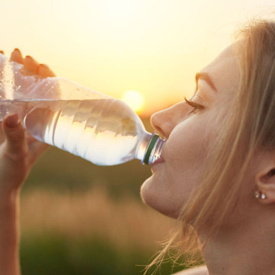 Ρύθμιση σακχάρου: Πόσο νερό πρέπει να πίνετε