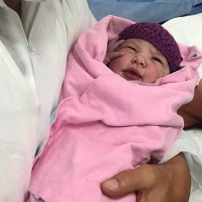 Γνωστός τραγουδιστής απέκτησε αδερφή και αυτή είναι η πρώτη τρυφερή φωτογραφία