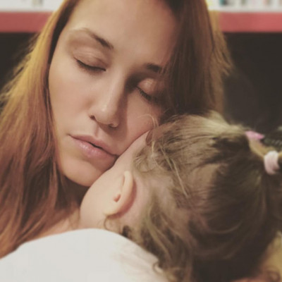 Πηνελόπη Αναστασοπούλου: Οι φώτο της κόρης της δείχνουν ότι θα γίνει μια μεγάλη ροκ σταρ (pics)