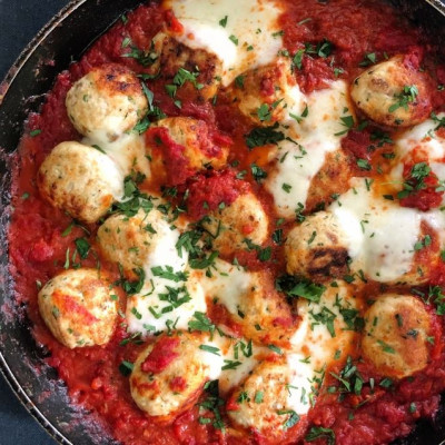 Κεφτεδάκια γαλοπούλας με σάλτσα ντομάτας και μοτσαρέλα