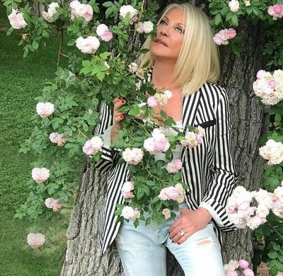 Ρούλα Κορομηλά: Δείτε την παρουσιάστρια με μαγιό και χωρίς φίλτρα