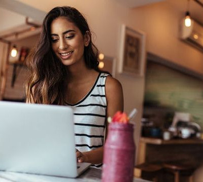 Απλά βήματα για να φτιάξουμε θρεπτικά smoothies