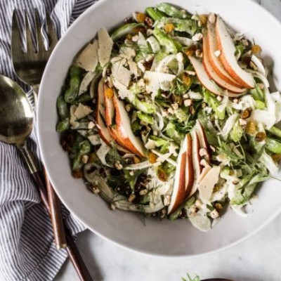 Αυτήν τη σαλάτα με αχλάδι και σέλινο θα την φτιάχνεις ξανά και ξανά όλο το φθινόπωρο