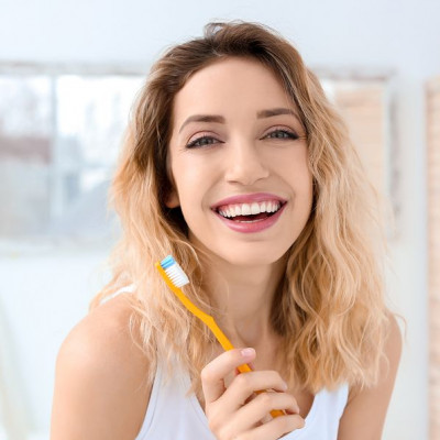 «Σπιτική» λεύκανση δοντιών με 2 μόνο υλικά