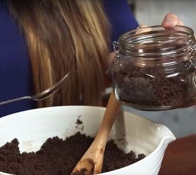 DIY: Scrub για το σώμα με καφέ, κακάο και ζάχαρη (vid)