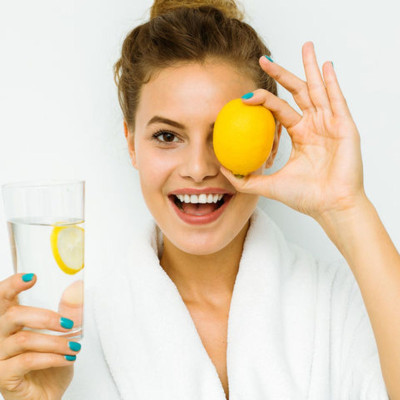 Νερό με λεμόνι: Τα 4 σημαντικά οφέλη του για το δέρμα (pics)