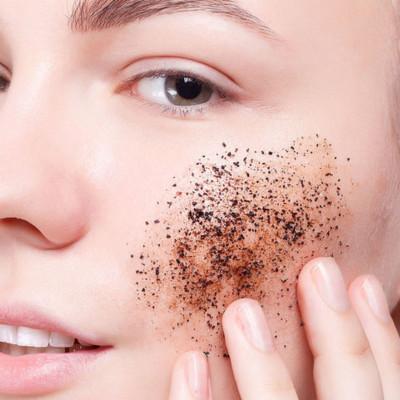 Καφές: Πώς θα τον χρησιμοποιήσετε για την περιποίηση των μαλλιών και του δέρματος