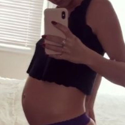 Είναι έγκυος για δεύτερη φορά και μας δείχνει ότι το παντελόνι της, δεν της κάνει πια (vid)